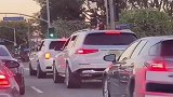 美女，小心把你俩自己给笑出内伤来啊！