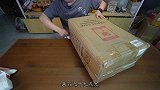 花299.9块钱买了个行李箱，做工用料真廉价，打开全是吃的