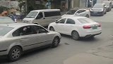 网友：马路上玩俄罗斯方块呢？