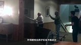 棕熊闯进女厕所，结果被保安拎了出来，镜头记录搞笑画面