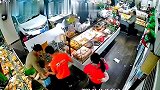 轿车起步撞破面包店玻璃女孩险被撞，大人抱怀中安慰