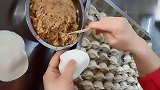 专业厨师现场教学，让你轻松掌握包饺子精髓，仔细看看吧！