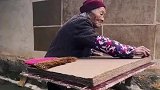 八旬老人坚持手工造纸六十余载，她说造纸是老辈传下来的持家手艺
