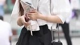 治愈系女生，笑容太美了，跟我打卡最红地标