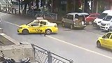 重庆一出租车违规掉头 骑车男躲避不及一头撞穿车后窗