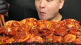 小伙直播吃香辣海鲜，鲍鱼和鱿鱼搭配扇贝看着真有食欲啊