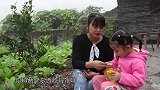 丫丫买了牛肝和牛腰，先卤再炒又香又下饭，和外婆一起吃高兴了