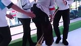 国外发明“飞行扫把”，依靠电动自行车驱动，致敬经典动漫剪出电影感 剪映