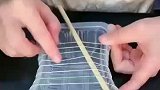 女子制作简易版“古筝”弹奏