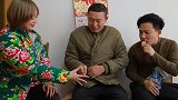 小两口玩游戏，谁输了谁挨揍，没想到看热闹的朋友倒霉了