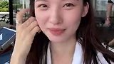赖斯遇上美女球迷主动合影打招呼 美女激动了
