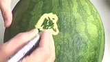 小伙用西瓜雕刻祝福语，我要是领导我就给你涨工资
