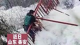 男孩落水不慎被急流冲走