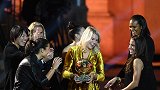 挪威球员赫格贝里荣获首届女足金球奖 盛装出席激情发言