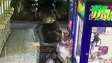 抓不到就抢？蒙面男子持斧疯狂洗劫娃娃机