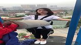 本以为是淡定自若的蹦极美女，当一倒下去，你这样让我情何以堪