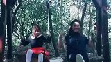 两位美女在高兴的荡秋千