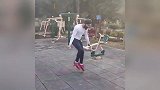 印度男子挑战穿轮滑鞋在30秒内跳147次跳绳 打破吉尼斯纪录