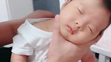爸爸居然这样给宝宝拍嗝，宝宝真的是一脸无语啊