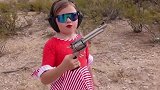 甩同龄人几条街！美国小萝莉实弹射击左轮手枪，枪枪命中手法老成