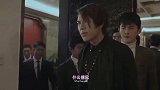 小哥强行掰开这对拥抱的男女后，直接被弹飞了！