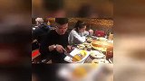 爆笑合集：第一次见这样吃饭的