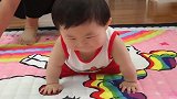 宝宝看不清楚前方障碍物，要求爸爸辅助前行，太可爱了