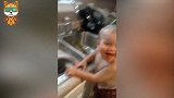 老妈撞见1岁萌娃洗盘子，下一秒请注意宝宝的举动，看一次笑一次