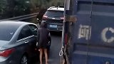 这都堵在高速上一夜了，小仙女也有忍不住的时候！