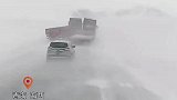 青藏线遭遇风雪，司机拍下路上车辆