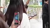 公交车门与站台的距离是一米，刚好撑起一把伞