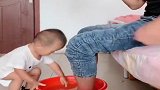 爸爸太坏了，竟然用雪糕诱惑宝宝给自己洗脚，看完别笑！
