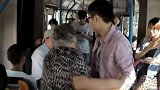 爆笑公交让座篇，大鹏在线教学公交让座，大爷一脸懵啊