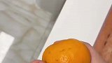 卖橘子的老板表示，这果汁的水很多！
