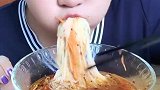 山东胖萝莉狂吃麻辣凉拌龙须面！