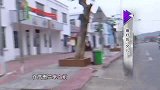 女子在敬老院工作，老人不顺心乱发脾气，将饭菜泼她一身