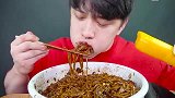 黑豆面条，吃的津津有味，让人垂涎欲滴，太可了！