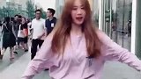 舞蹈达人漂亮姐姐街边跳起律动舞，这一刻爱从这里开始