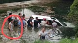 痛心！桂林一轿车冲入水塘 村民救出2人3人死亡