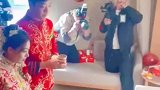 伴郎团早已端着茶杯等候！