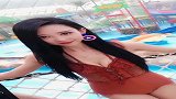 美女今天来水上乐园了，凉快啊