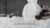 大熊猫玩雪人，不小心掰断雪人脑袋，请憋住别笑