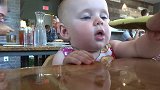 第一次吃泡菜的宝宝，绝对可以做成表情包，简直太逗了！