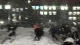 大学生举行打雪仗友谊赛