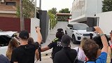 真的要说再见了！梅西一行四辆车从家中出发 即将到达机场