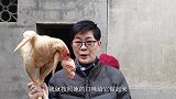 九九把自家六斤大公鸡炒了，母亲边吃边夸，还是自己养的鸡吃着香