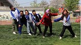 短剧：草莓和小伙伴玩“老鹰捉小鸡”，满满的童年回忆，太好玩了
