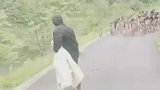 朴实！大叔赶羊群怕弄脏公路，一边走一边打扫！