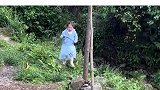 女儿第一次钓鱼，钓到后兴奋跑回家