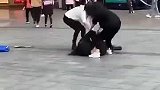 四个女人打斗，很凶暴那种     #一句冷幽默##搞笑视频#